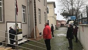 SİNOP’TA TÜM OKULLARDA BAYRAK TÖRENİ YAPILDI İSTİKLAL MARŞI OKUNDU