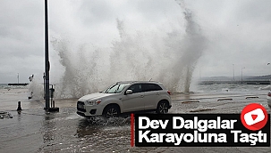 Dev Dalgalar Karayoluna Taştı