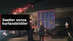 Sinop’ta tır dorsesi üst geçide takıldı!