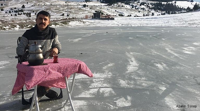 Çıldır değil Sinop: Buz tutan gölde bisiklet sürüp semaver yaptılar
