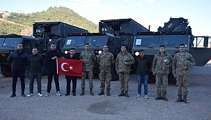 İlk kez sivil amaçla kullanılan köprü ilçeden Türk Bayrağı'yla uğurlandı 