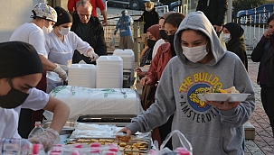 Şenlikte üniversite öğrencilerine 700 kilo hamsi ikram edildi