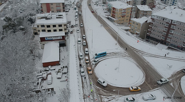 Sinop'ta kar yağışı trafiği olumsuz etkiledi