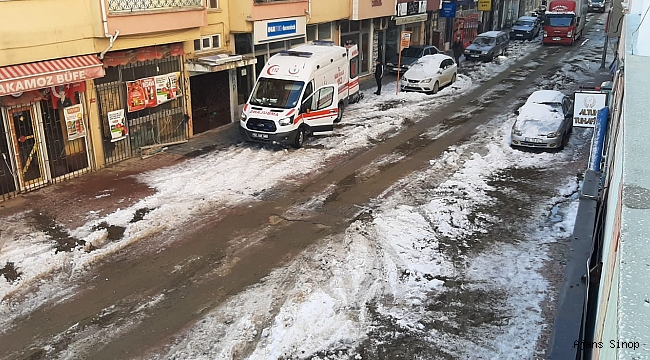 Türkeli'de buzda kayarak düşen adam hastanelik oldu