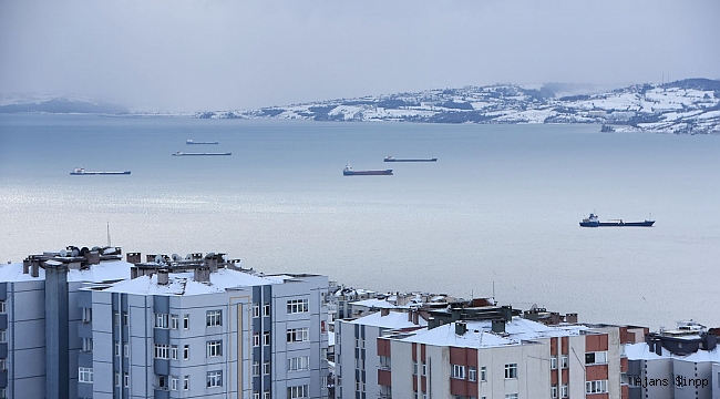 Fırtına nedeniyle gemiler Sinop limanına sığındı
