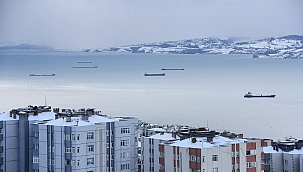 Fırtına nedeniyle gemiler Sinop limanına sığındı