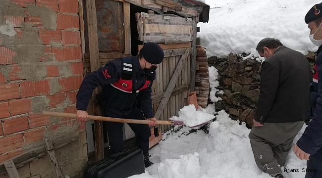 Köyüne gidemeyen vatandaşa jandarmadan yardım eli