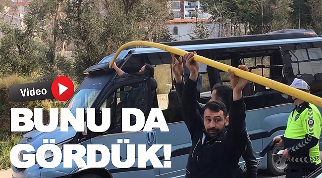 Seyir halindeki dolmuşa doğal gaz borusu saplandı