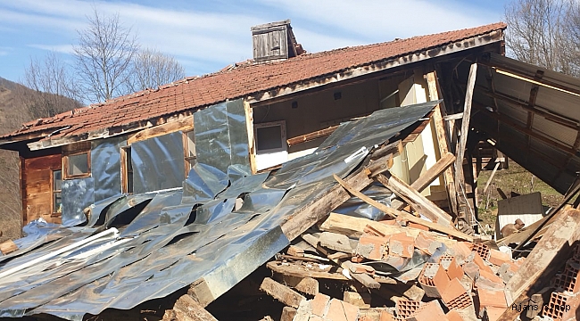Sinop’ta heyelan: 1 ev yıkıldı, 5 ev kullanılamaz hale geldi