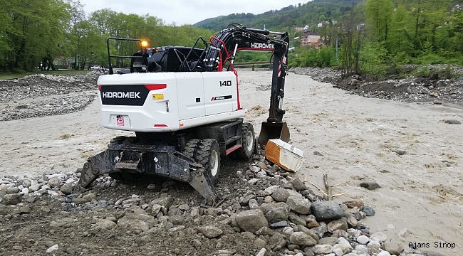  Çayın taşması sonucu hasar gören geçici köprü onarıldı