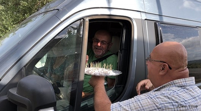 Sinop'ta sezonun ilk karavan kafilesi, çiçek ve lokumla karşılandı