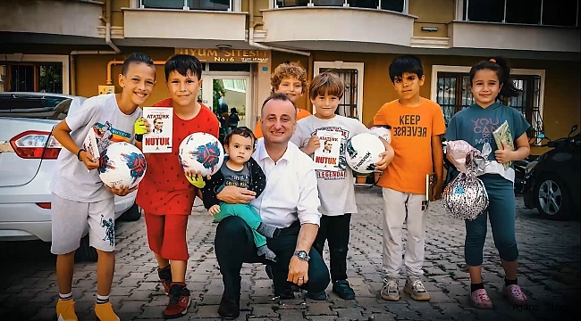 Sokaklarını temizleyen çocuklara belediye başkanından teşekkür hediyesi