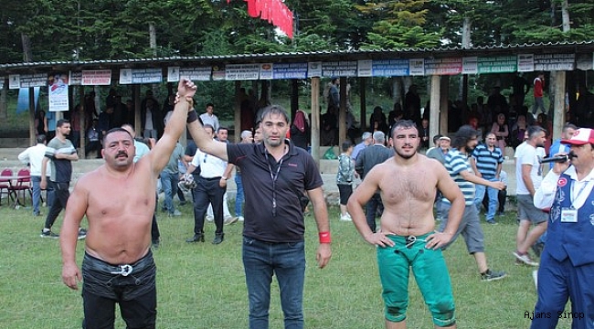 Pehlivanlar çarpışınca rakiplerini şaşırıp birbirlerine girdiler