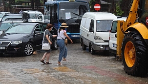 Yağmur aniden bastırdı, vatandaşlar zor anlar yaşadı