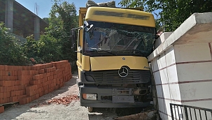 Freni boşalan kamyon cami avlusuna daldı: 1 yaralı