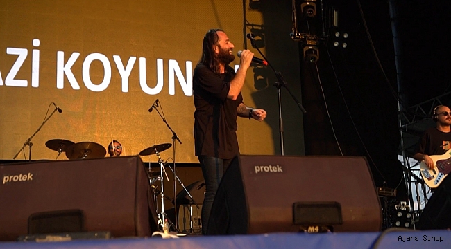 Niyazi Koyuncu otostopla geldiği Sinop'ta sahne aldı