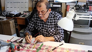 Sinop'ta küçük yaşlarda öğrendiği saatçi mesleğini 33 yıldır sürdürüyor