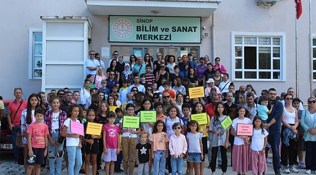 Sinop'ta veliler okul önünde toplandı