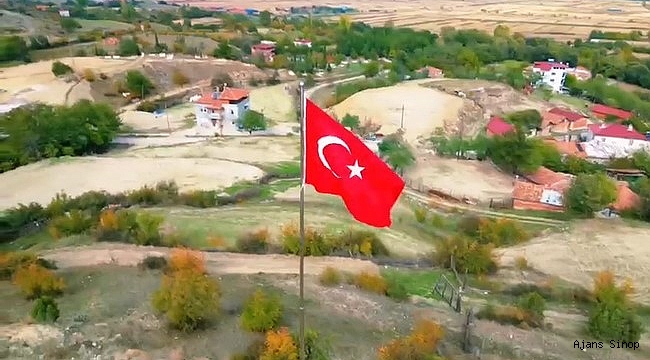 Binali Yıldırım'ın hediye ettiği Türk bayrağını köyün en tepesine diktiler