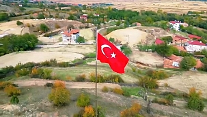 Binali Yıldırım'ın hediye ettiği Türk bayrağını köyün en tepesine diktiler