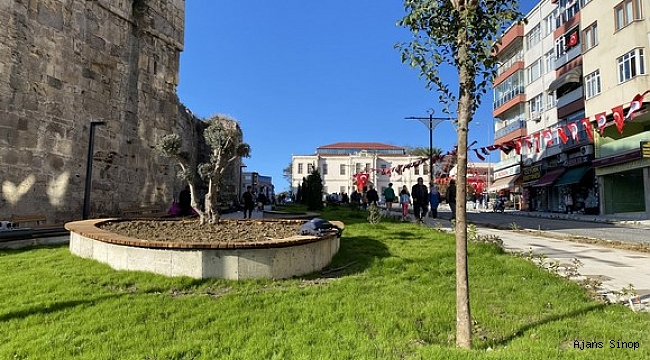 Sinop meydanında peyzaj çalışmaları sürüyor