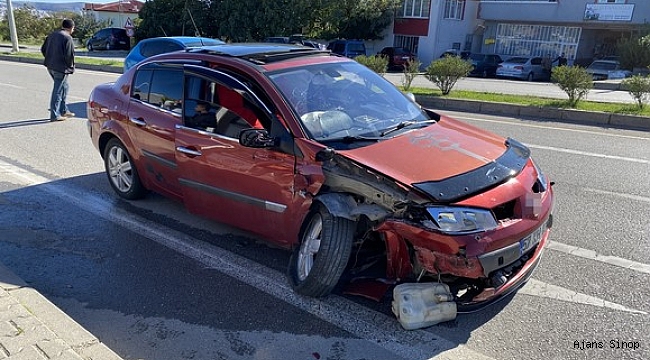 Sinop'ta 2 otomobil çarpıştı: 1 yaralı