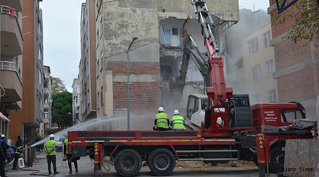 Sinop'ta temelinde kayma meydana gelen binada yıkım işlemleri başladı