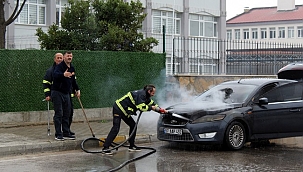 Sinop'ta seyir halindeki otomobilden dumanlar yükseldi