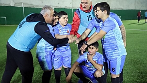 Sinop'ta protokol ile engelli çocuklar futbol oynadı