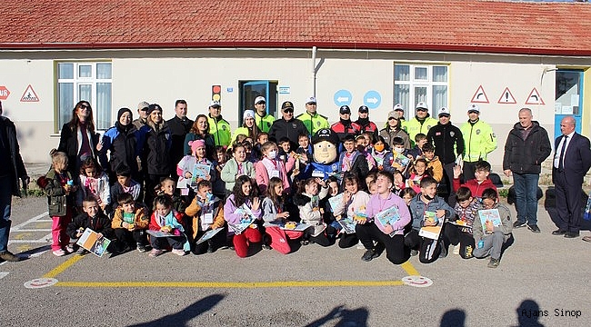 Sinop'ta köy okullarındaki çocuklara polislik mesleği tanıtılıyor