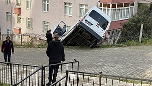 İterken kontrolden çıkan minibüs bahçe tellerinde asılı kaldı