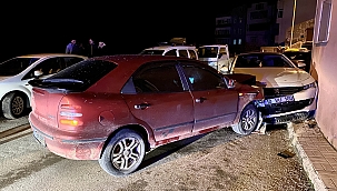 Polisten kaçan sürücü park halindeki milyonluk otomobile çarptı