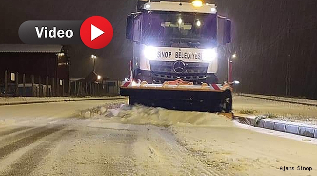 Sinop Belediyesi'nden kar küreme çalışması