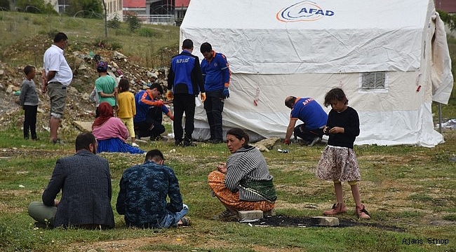 2 saatlik sağanak dereyi taşırdı, çadırları su bastı