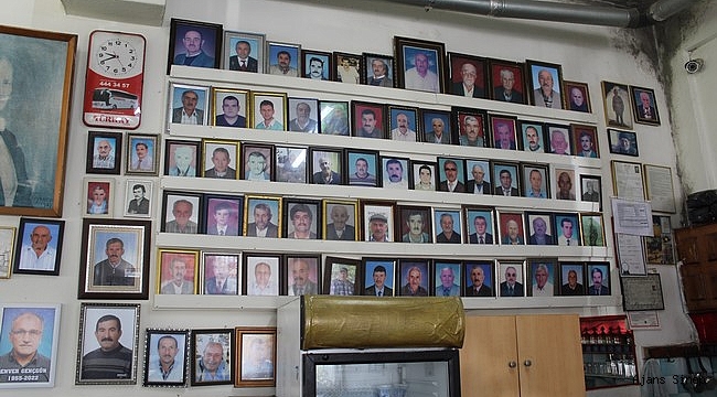 Kahvehanenin vefat eden müşterilerinin anısı duvarda yaşatılıyor