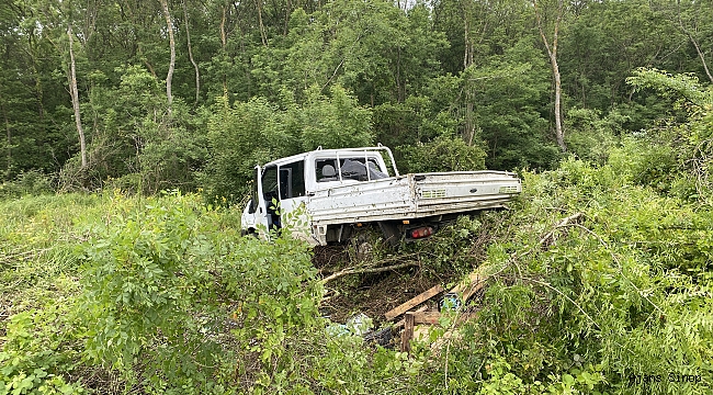 Sinop'ta kamyonet yol kenarına savruldu: 2 yaralı