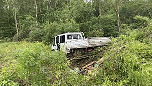 Sinop'ta kamyonet yol kenarına savruldu: 2 yaralı