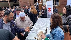 Sinop'ta namaz sonrası yöresel ikramlık dağıtıldı