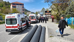 Türkeli'de 2 otomobil çarpıştı: 3 yaralı