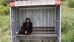 Divane aşık, 24 yıldır aynı durakta sevdiği kadını bekliyor