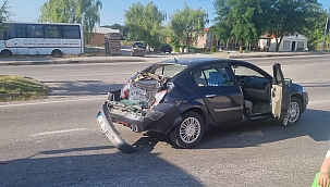Sinop'ta kamyon kırmızı ışıkta otomobile çarptı: 1 yaralı