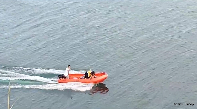 Denizde hareketsiz halde bulunan vatandaşa sağlık ekiplerinden bot üzerinde kalp masajı