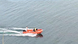Denizde hareketsiz halde bulunan vatandaşa sağlık ekiplerinden bot üzerinde kalp masajı