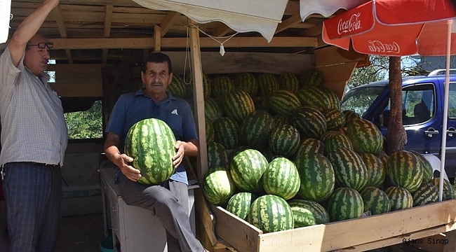 YETİŞTİRDİĞİ ORGANİK KARPUZLARI YOL KENARINDA SATIYOR