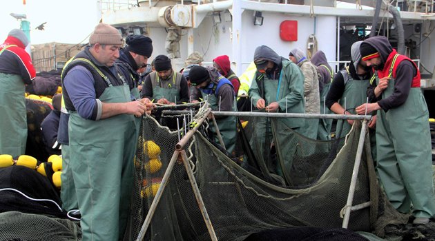 Balıkçıların ağ onarımı mesaisi
