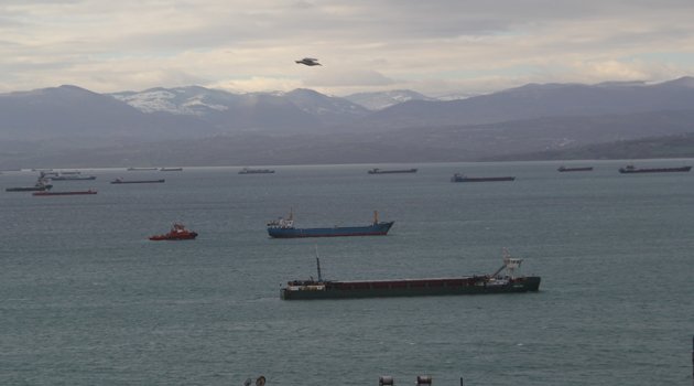  Dev dalgalardan kaçan gemiler Sinop'un doğal limanına sığındı