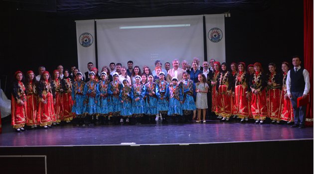 Gerze'de halk dansları gösterisi