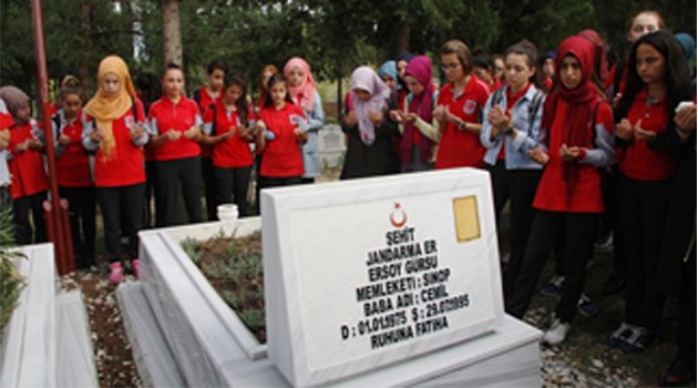 Öğrencilerin şehit mezarını ziyareti