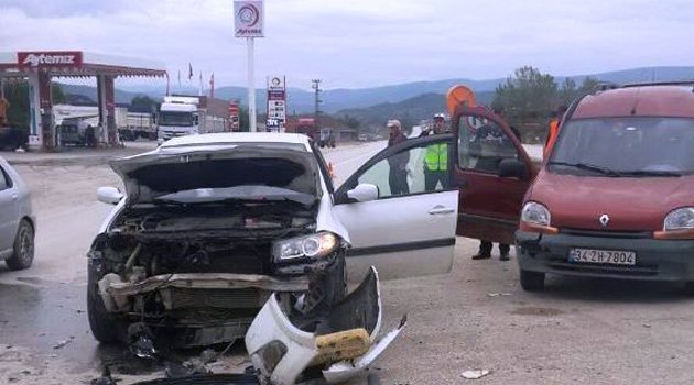 Sinop'ta iki otomobil çarpıştı: 5 yaralı