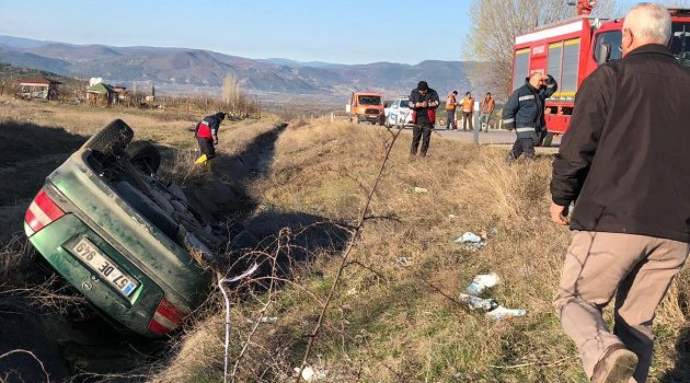 Sinop'ta otomobil su kanalına devrildi: 3 yaralı